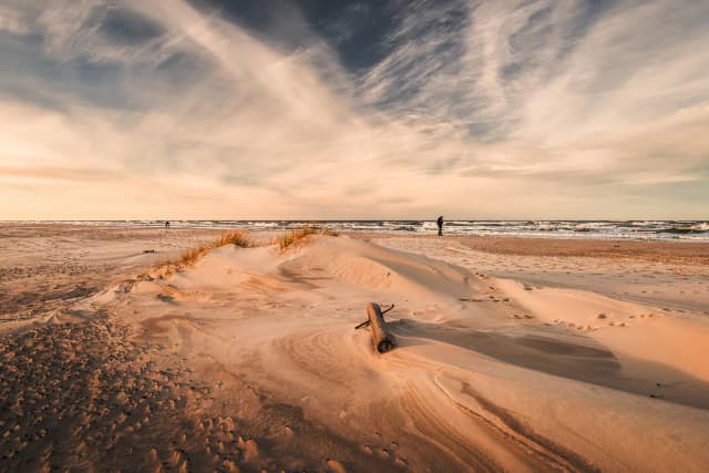 Łeba plaża wschodnia czy zachodnia - która jest lepsza dla Ciebie? Łeba plaża wschodnia czy zachodnia - która jest lepsza dla Ciebie?