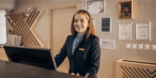 Ile zarabia się na recepcji w hotelu? Zaskakujące różnice w wynagrodzeniach Ile zarabia się na recepcji w hotelu? Zaskakujące różnice w wynagrodzeniach