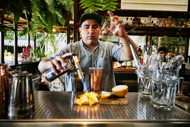 Ile zarabia barman w hotelu? Zaskakujące fakty o wynagrodzeniach Ile zarabia barman w hotelu? Zaskakujące fakty o wynagrodzeniach
